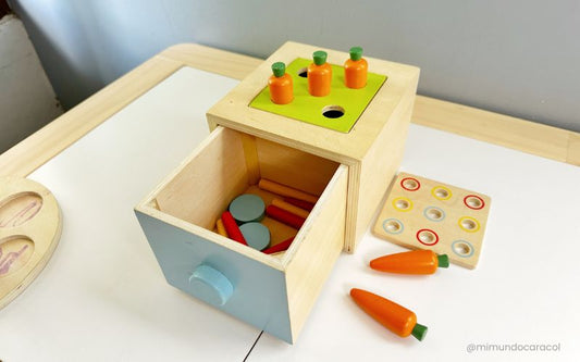 Caja montaessori en Madera con elementos educativos