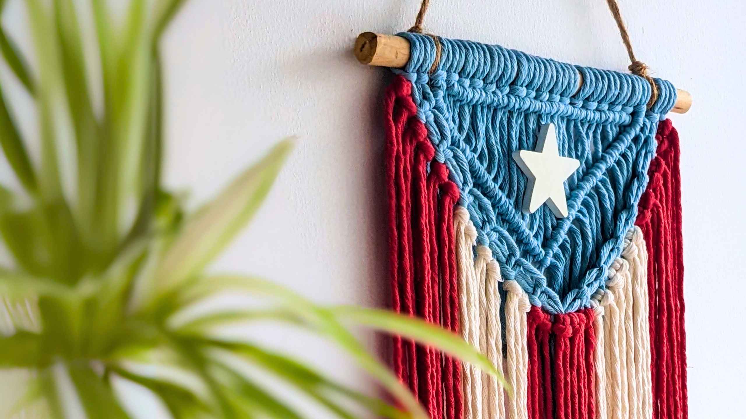 bandera de puerto rico en macrame colgada de una pared de una casa