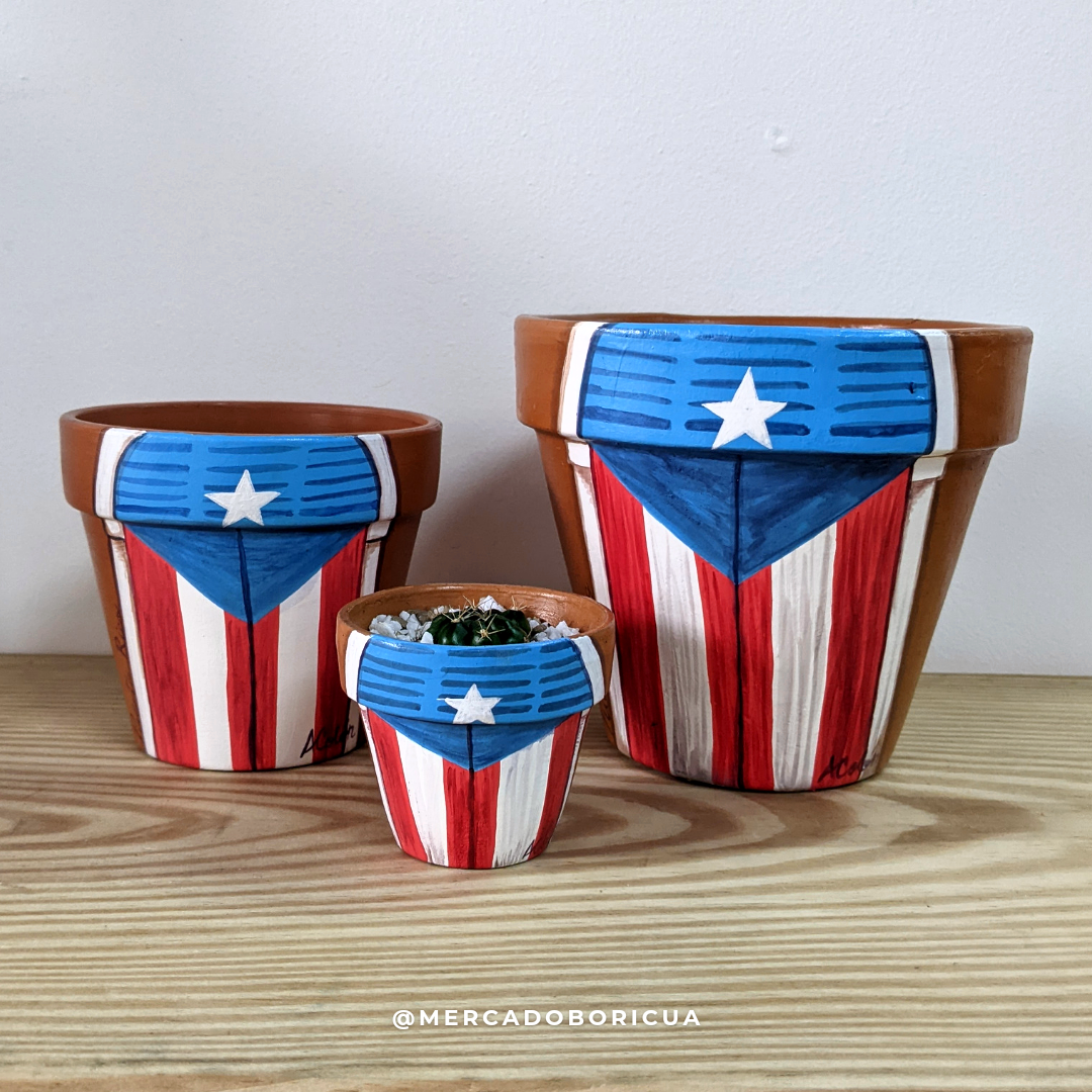 Tiestos en terracotta pintados a mano con la bandera de puerto rico