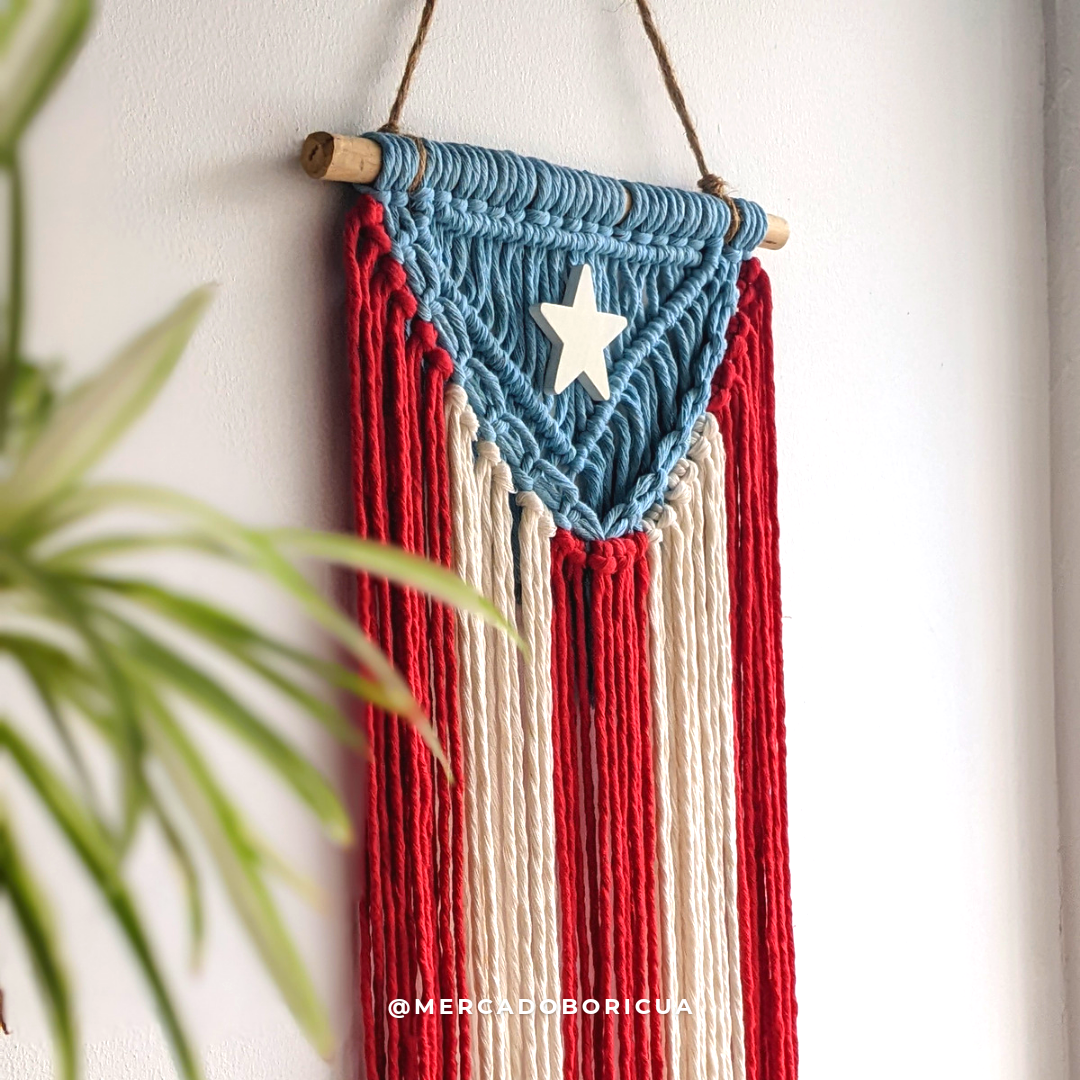 Bandera de Puerto Rico en Macramé Grande | Colgante de Pared Bohemio | Tapiz de Bandera Boricua Tejido a mano