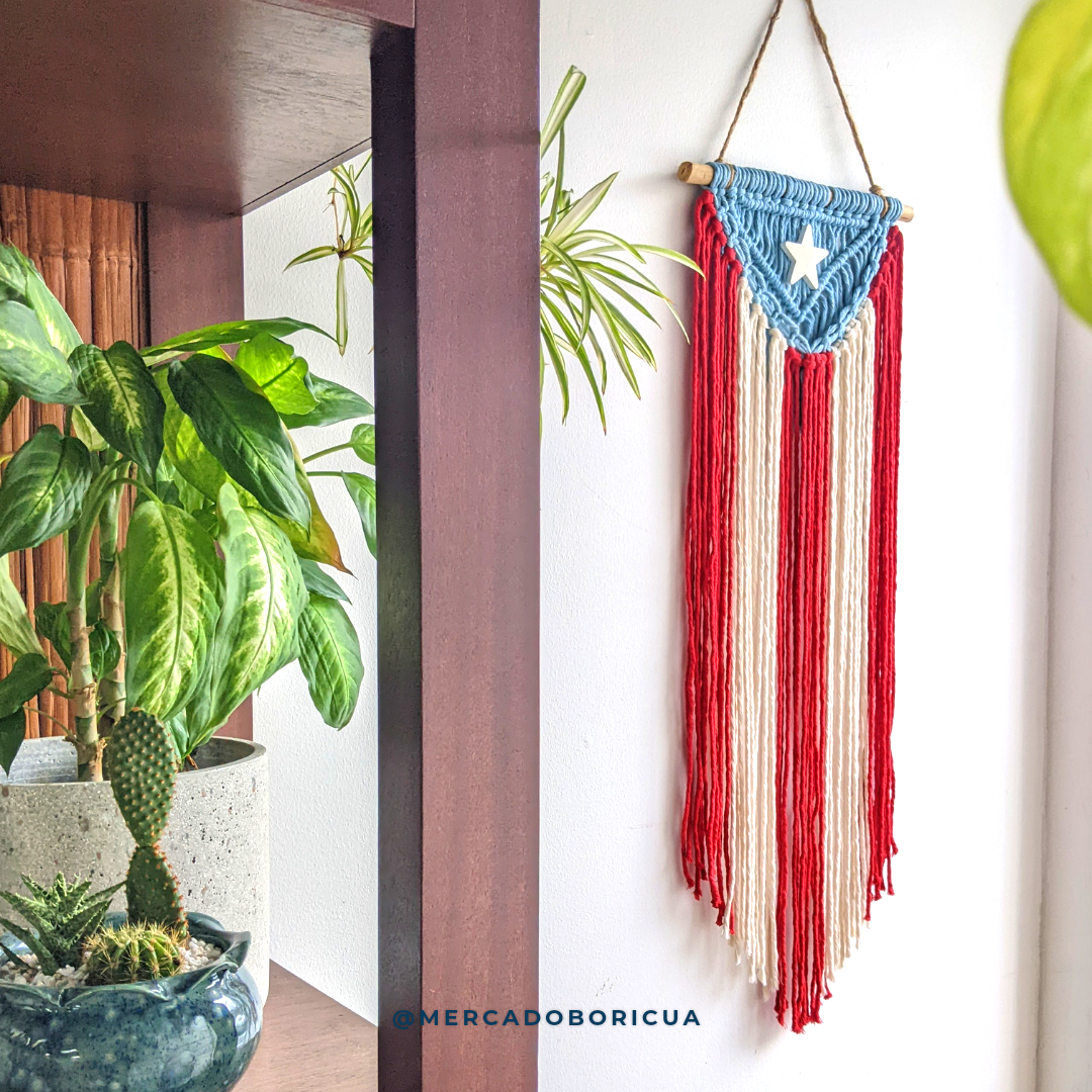 Bandera de Puerto Rico en Macramé Grande | Colgante de Pared Bohemio | Tapiz de Bandera Boricua Tejido a mano