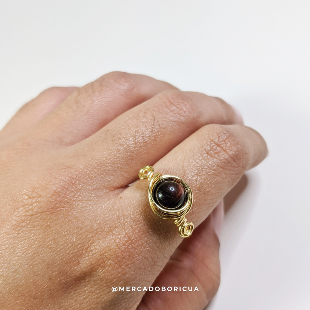 Anillo de piedras preciosas en alambre