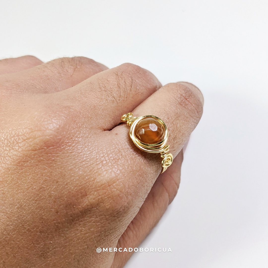 Anillo de piedras preciosas en alambre