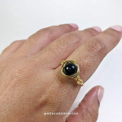 Anillo de piedras preciosas en alambre