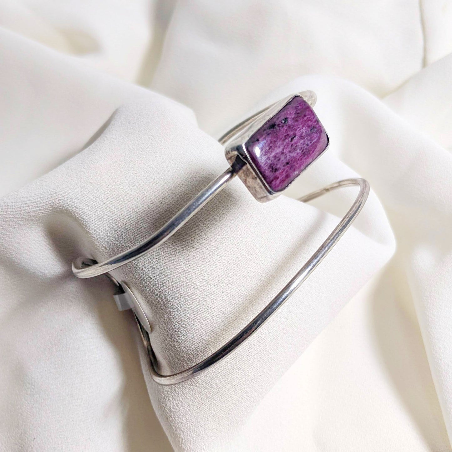 Brazalete con Rubí | Ajustable | Purple Snap Jewelers