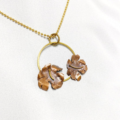 collar de flor de maga en bronce y cobre - hecho a mano en puertorico